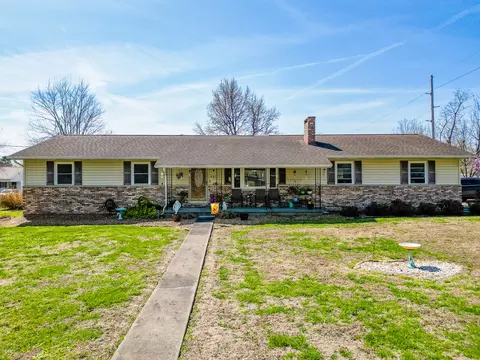 607 E 15th St, Johnston City, IL 62951