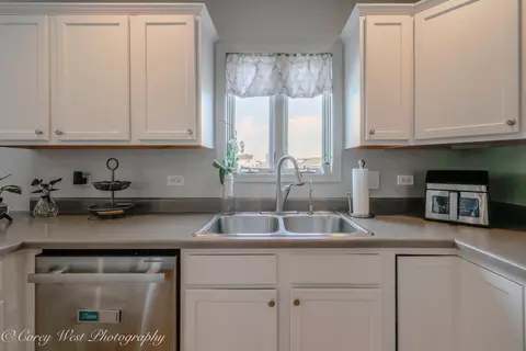 Kitchen - 276 Ream Dr, Elburn, IL 60119 photo 8 of 9