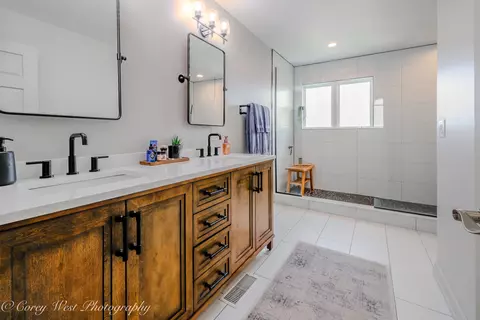 Bath - 276 Ream Dr, Elburn, IL 60119 photo 3 of 6