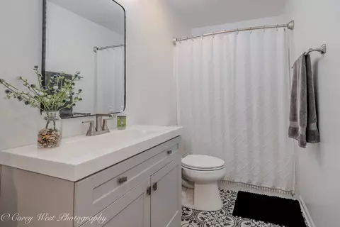 Bath - 276 Ream Dr, Elburn, IL 60119 photo 2 of 6