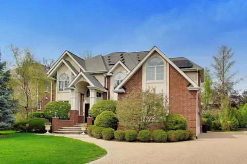 2444 N De Cook Ct, Park Ridge, IL 60068