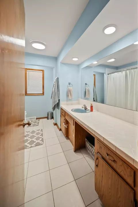Bath - 3138 12th Ave, Moline, IL 61265 photo 1 of 3