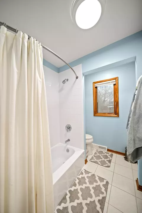 Bath - 3138 12th Ave, Moline, IL 61265 photo 2 of 3