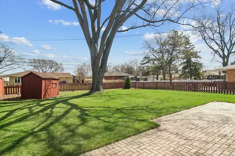 Exterior - 589 Jon Ln, Des Plaines, IL 60016 photo 2 of 3
