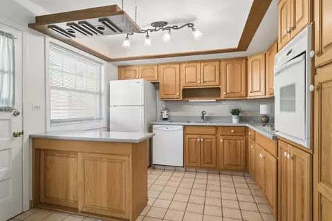 Kitchen - 589 Jon Ln, Des Plaines, IL 60016 photo 1 of 4