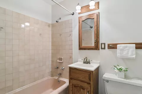 Bath - 589 Jon Ln, Des Plaines, IL 60016 photo 2 of 2