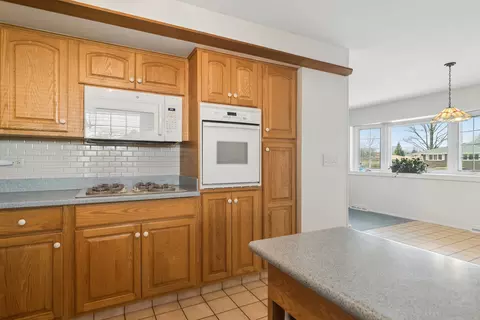 Kitchen - 589 Jon Ln, Des Plaines, IL 60016 photo 4 of 4