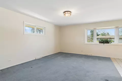 Living - 589 Jon Ln, Des Plaines, IL 60016 photo 1 of 2