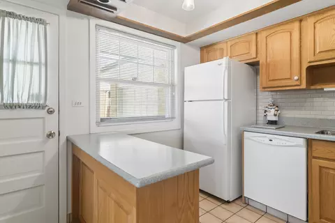 Kitchen - 589 Jon Ln, Des Plaines, IL 60016 photo 3 of 4