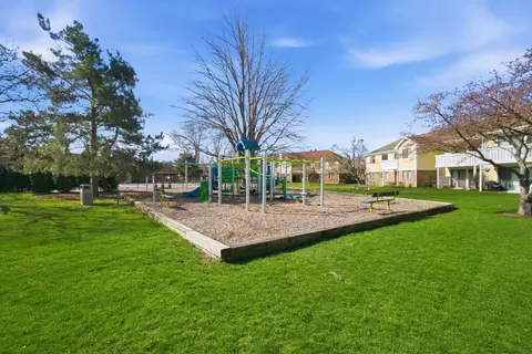 Exterior - 549 Williamsburg Ct #B2, Wheeling, IL 60090 photo 5 of 5