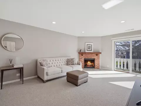 Living - 549 Williamsburg Ct #B2, Wheeling, IL 60090 photo 2 of 4