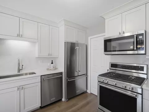 Kitchen - 549 Williamsburg Ct #B2, Wheeling, IL 60090 photo 3 of 10