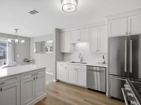 Kitchen - 549 Williamsburg Ct #B2, Wheeling, IL 60090 photo 1 of 10