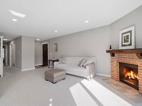 Living - 549 Williamsburg Ct #B2, Wheeling, IL 60090 photo 3 of 4