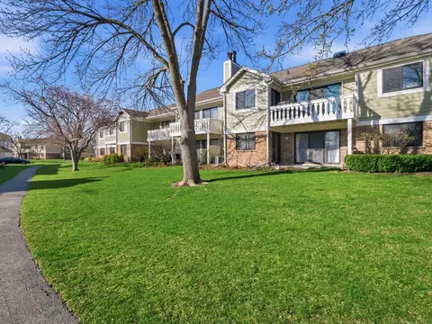 Exterior - 549 Williamsburg Ct #B2, Wheeling, IL 60090 photo 3 of 5