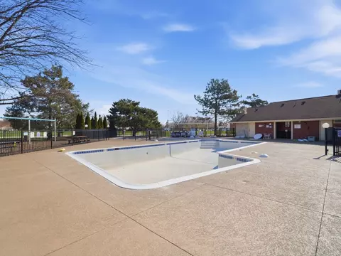 Exterior - 549 Williamsburg Ct #B2, Wheeling, IL 60090 photo 4 of 5