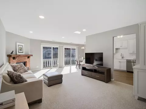 Living - 549 Williamsburg Ct #B2, Wheeling, IL 60090 photo 1 of 4