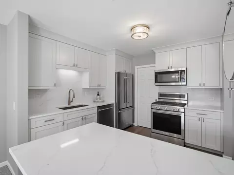 Kitchen - 549 Williamsburg Ct #B2, Wheeling, IL 60090 photo 5 of 10