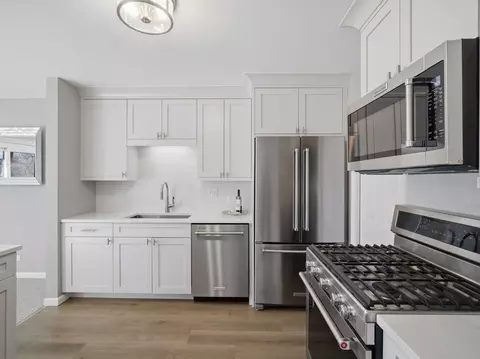 Kitchen - 549 Williamsburg Ct #B2, Wheeling, IL 60090 photo 2 of 10