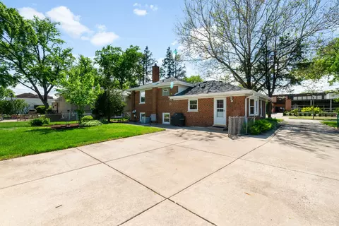Exterior - 913 S Mitchell Ave, Elmhurst, IL 60126 photo 2 of 3