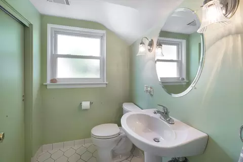 Bath - 913 S Mitchell Ave, Elmhurst, IL 60126 photo 2 of 2