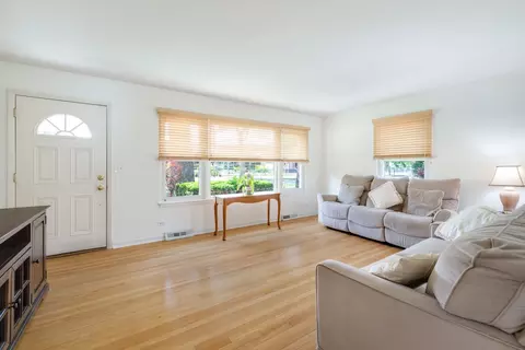 Living - 913 S Mitchell Ave, Elmhurst, IL 60126 photo 1 of 2