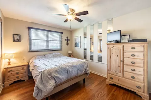 Bedroom - 751 Leaf Ct, Bartlett, IL 60103 photo 2 of 3