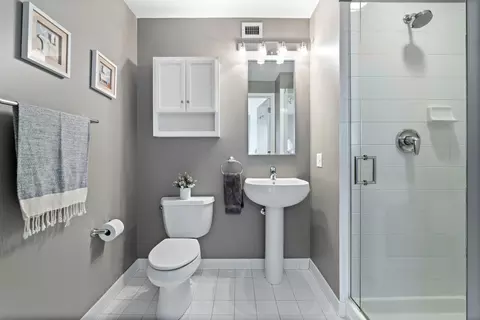 Bath - 701 S Wells St #2302, Chicago, IL 60607 photo 2 of 2