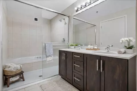 Bath - 701 S Wells St #2302, Chicago, IL 60607 photo 1 of 2