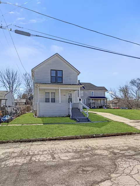 407 E Winneshiek St, Freeport, IL 61032