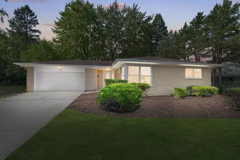 92 N Airlite St, Elgin, IL 60123