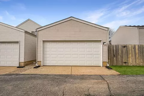 Exterior - 900 Symphony Dr, Aurora, IL 60504 photo 3 of 4