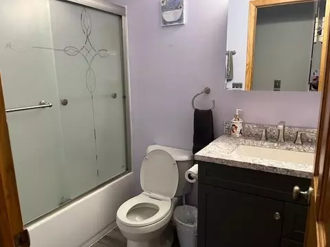 Bath - 2409 Chestnut Ln, Morris, IL 60450 photo 3 of 4