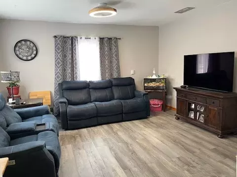 Living - 2409 Chestnut Ln, Morris, IL 60450 photo 2 of 3