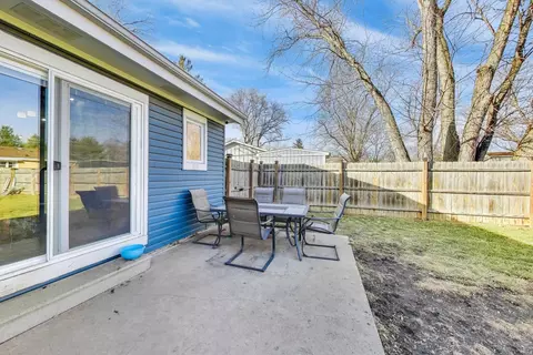 Exterior - 5010 Palm St, Mchenry, IL 60051 photo 5 of 13