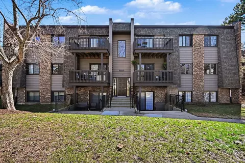 1484 Stonebridge Cir #B6, Wheaton, IL 60189