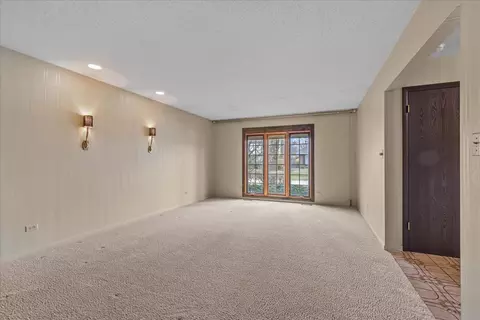 Living - 4319 Phyllis Dr, Northbrook, IL 60062 photo 1 of 3
