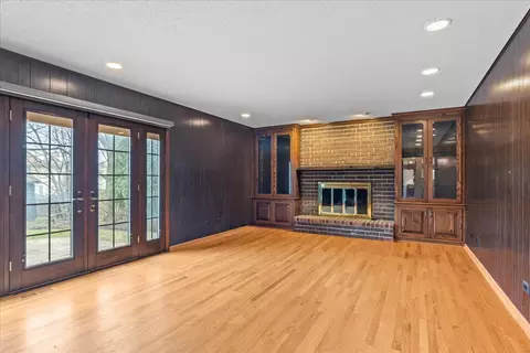 Living - 4319 Phyllis Dr, Northbrook, IL 60062 photo 2 of 3