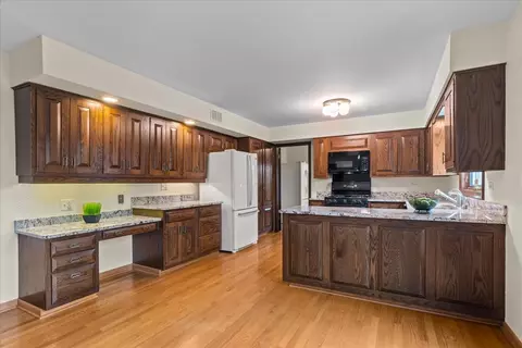 Kitchen - 4319 Phyllis Dr, Northbrook, IL 60062 photo 2 of 3