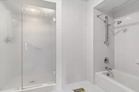 Bath - 4319 Phyllis Dr, Northbrook, IL 60062 photo 3 of 4