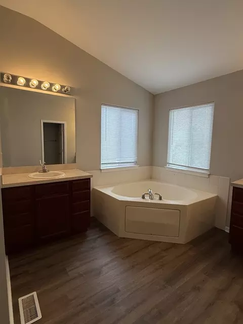 Bath - 1617 Stanton Ln, Plainfield, IL 60586 photo 2 of 3
