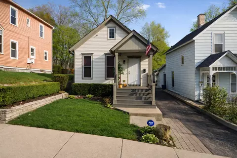 255 Bartlett Pl, Elgin, IL 60120