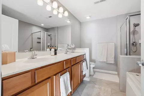 Bath - 656 Pearson St #203, Des Plaines, IL 60016 photo 2 of 3