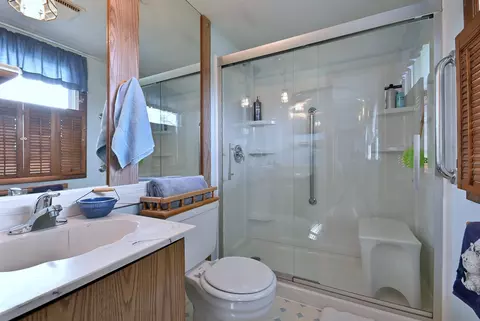 Bath - 37 W208 Olwin Dr, Elgin, IL 60124 photo 2 of 4