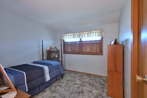 Bedroom - 37 W208 Olwin Dr, Elgin, IL 60124 photo 4 of 4