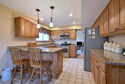 Kitchen - 37 W208 Olwin Dr, Elgin, IL 60124 photo 4 of 6