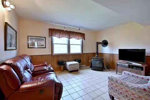 Living - 37 W208 Olwin Dr, Elgin, IL 60124 photo 4 of 5