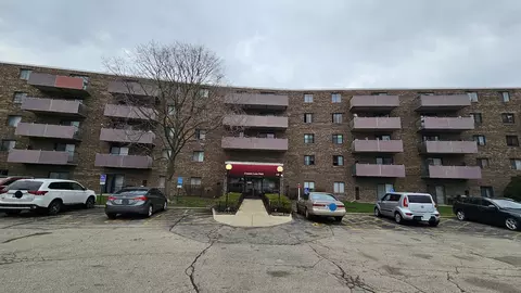 1460 Fairlane Dr #329, Schaumburg, IL 60193