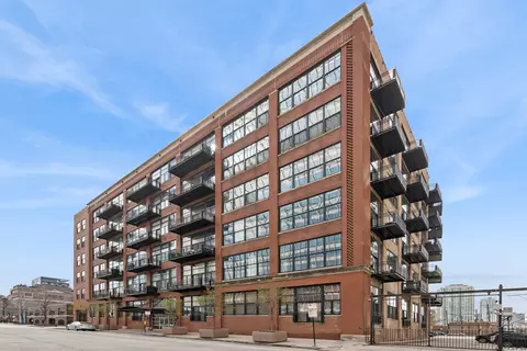 525 W Superior St #325, Chicago, IL 60654