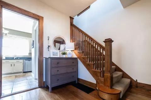 Entry Way - 489 Division St, Elgin, IL 60120 photo 3 of 7